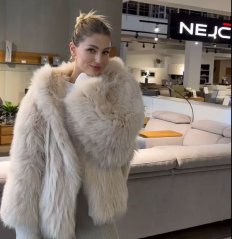 Naši prodejnu navštívila půvabná modelka a česká Miss Earth Karolína Mališová