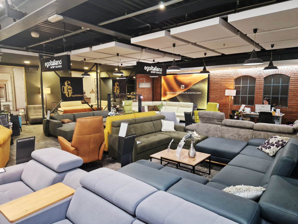 Širší pohled do prodejny NEJČI DESIGN Brno s vystavenými sedačkami